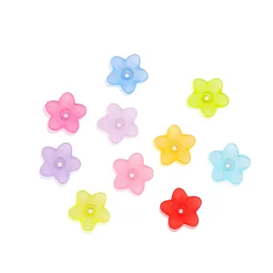 Dettaglio di perline di fiori in acrilico satinato, ciondoli colorati per gioielli fai da te.
