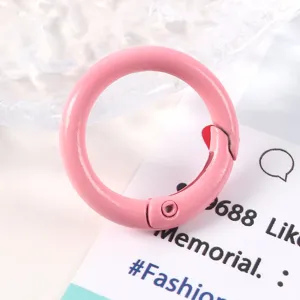 Detalle de un anillo de resorte rosa de 23mm de aleación de zinc para hacer joyería