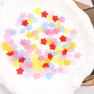 Perline di fiori in acrilico opaco, piccoli ciondoli floreali colorati per gioielli fai da te.