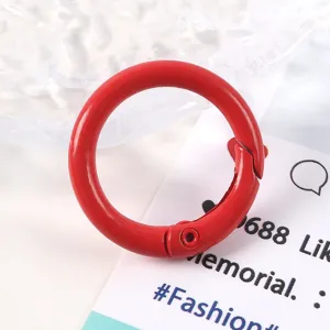 Vista detallada del anillo de resorte de 23 mm de aleación de zinc rojo para bisutería DIY