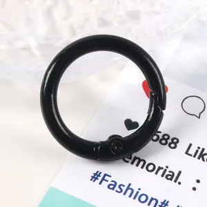 Primer plano de la hebilla de resorte de 23mm de aleación de zinc negro para accesorios DIY