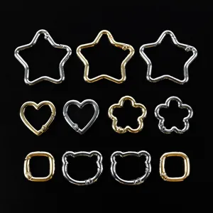 Selezione di moschettoni a molla in lega a forma di stella, cuore e fiore in oro e argento