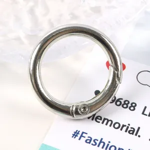 Detalle de alta calidad de un anillo de resorte de metal plateado de 23 mm para llaveros artesanales