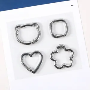 Set di 4 anelli a molla in lega a forma di orso, cuore, fiore e quadrato