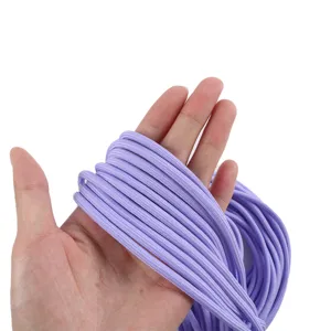 Nahaufnahme von 5mm 7-Kern lila Paracord mit feiner Flechtstruktur für DIY Handarbeiten