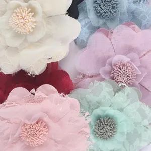 Dettaglio di fiori in organza e pizzo fai-da-te per accessori e abbigliamento