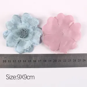 Dettaglio di fiori in organza e pizzo fai-da-te con misura della dimensione 9x9 cm