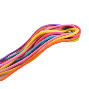 Detaillierte Makroansicht von buntem 5mm 7-Kern Paracord mit geflochtener Seilstruktur