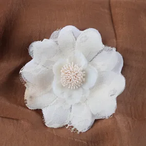 Dettaglio di un fiore in organza color crema con petali in pizzo e mesh delicati