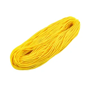 Nahaufnahme der geflochtenen Textur eines 5mm 7-adrigen hellgelben Paracord-Bündels