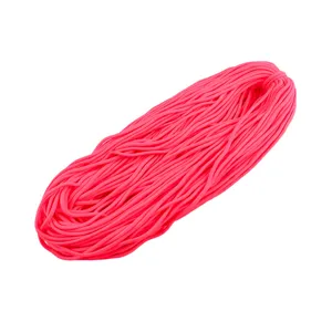 Nahaufnahme der Textur einer 5 mm pinkfarbenen 7-Kern-Paracordschnur für DIY-Schmuck