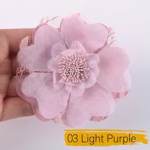 Primo piano di un fiore in tessuto organza lilla fai-da-te con petali di pizzo.