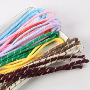 Nahaufnahme von 5mm buntem 7-Kern-Paracord für DIY-Armbänder und Bastelarbeiten
