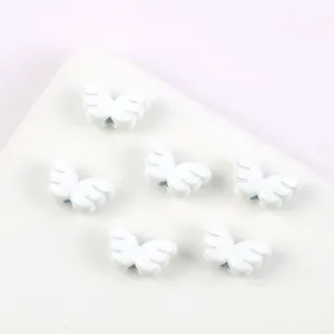 Gedetailleerde close-up van witte engelenvleugel kralen voor DIY sieraden maken