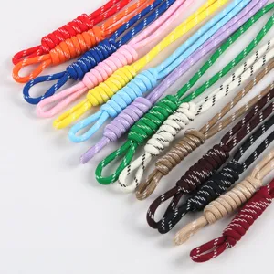 Eine lebendige Sammlung von 5mm 7-Kern Paracord-Seilen für DIY-Schmuck und Bastelprojekte.