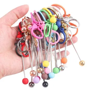 Colección de llaveros metálicos DIY de colores con colgantes de cuentas pintadas.