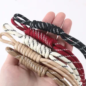 Detailansicht bunter 5mm 7-Kern-Paracord-Seile in der Hand für DIY-Projekte