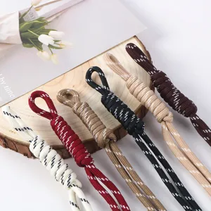 Nahaufnahme farbiger 5mm Paracord-Schnüre für DIY handgefertigte Armbänder und Bastelarbeiten.
