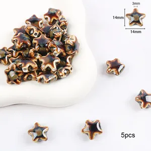 Primer plano de cuentas de cerámica marrón en forma de estrella con dimensiones de 14mm para joyas.