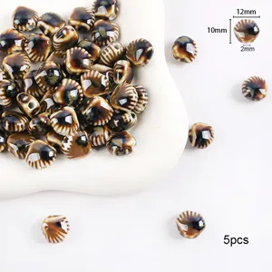 Primer plano de cuentas de cerámica festoneadas marrones para joyería DIY, 12 mm