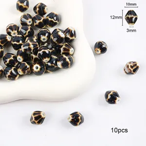 Primer plano de cuentas de cerámica facetadas marrones para hacer joyas de bricolaje