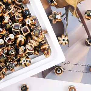 Cuentas de cerámica marrón con forma de estrella y concha para joyería DIY.