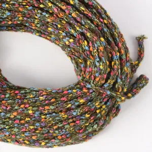 Detailopname van pluche meerkleurig gespikkeld mohairgaren voor handwerk en breien.
