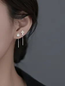 Vue détaillée de boucles d'oreilles en argent avec croix, cercle en zircon et glands à chaîne