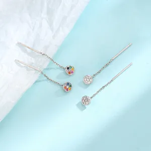 Vue détaillée d'élégantes boucles d'oreilles traversantes avec zircons colorés ronds