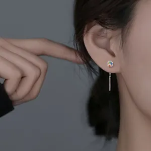 Vue détaillée de boucles d'oreilles en oxyde de zirconium arc-en-ciel avec pompon argent