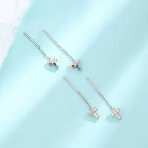 Gros plan détaillé de boucles d'oreilles traversantes en argent avec zircons multicolores