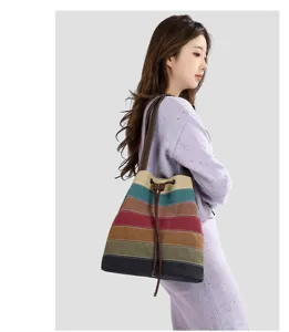 Vue latérale d'un grand sac fourre-tout en toile à rayures colorées sur un modèle