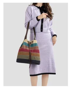 Gros plan d'un grand sac cabas en toile avec des rayures colorées contrastées