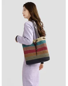 Sac cabas élégant en toile rayée multicolore porté par un joli mannequin asiatique