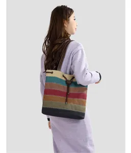 Vue latérale détaillée du sac cabas en toile à rayures horizontales multicolores