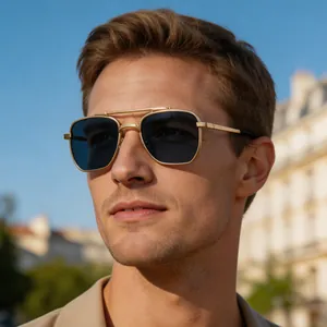 Gros plan de lunettes de soleil carrées en métal doré haut de gamme pour homme en extérieur