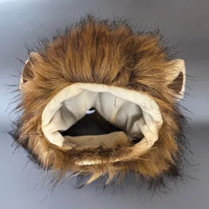 Detailansicht der flauschigen Löwenmähne Perücke mit Innenfutter und Ohren für Katzen