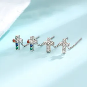 Élégantes boucles d'oreilles traversantes en forme de croix avec zircons arc-en-ciel.
