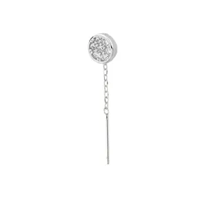 Boucle d'oreille élégante en argent avec pampille et pavé de zircones cubiques.