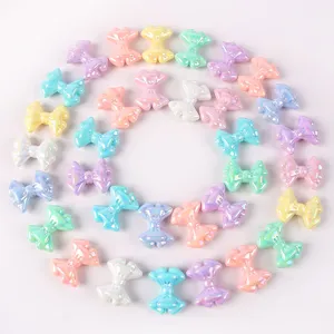 Nahaufnahme von schillernden AB-beschichteten Acryl-Schleifenperlen für Schmuck