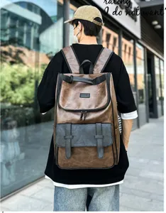Vue arrière d'un sac à dos décontracté en cuir PU marron pour hommes grande taille