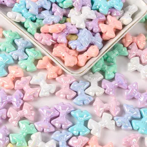 Nahaufnahme von pastellfarbenen Acryl-Schleifenperlen mit AB-Glanz für DIY-Bastelarbeiten