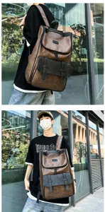 Mannequin portant un grand sac à dos en cuir PU marron dans un cadre urbain moderne