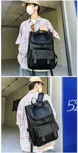 Vues détaillées d'un mannequin portant un grand sac à dos noir en cuir PU de voyage