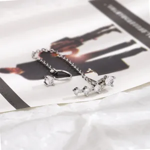 Dettaglio raffinato di earcuff con catena d'argento e zirconi tondi scintillanti