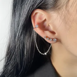 Dettaglio ravvicinato del set orecchino a lobo e ear cuff con catena e zirconi lucenti