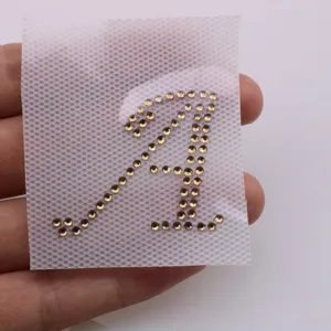 Vista dettagliata della lettera A in strass termoadesivi per decorazioni DIY.