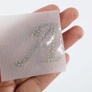 Dettaglio dell'adesivo a trasferimento termico in strass lettera A per decorazione DIY