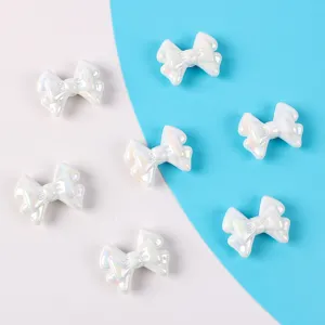 Nahaufnahme von weißen Acryl-Schleifenperlen mit AB-Aurora-Beschichtung für DIY-Schmuck.