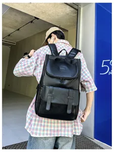 Modèle portant un élégant sac à dos en cuir PU noir pour homme dans un style urbain